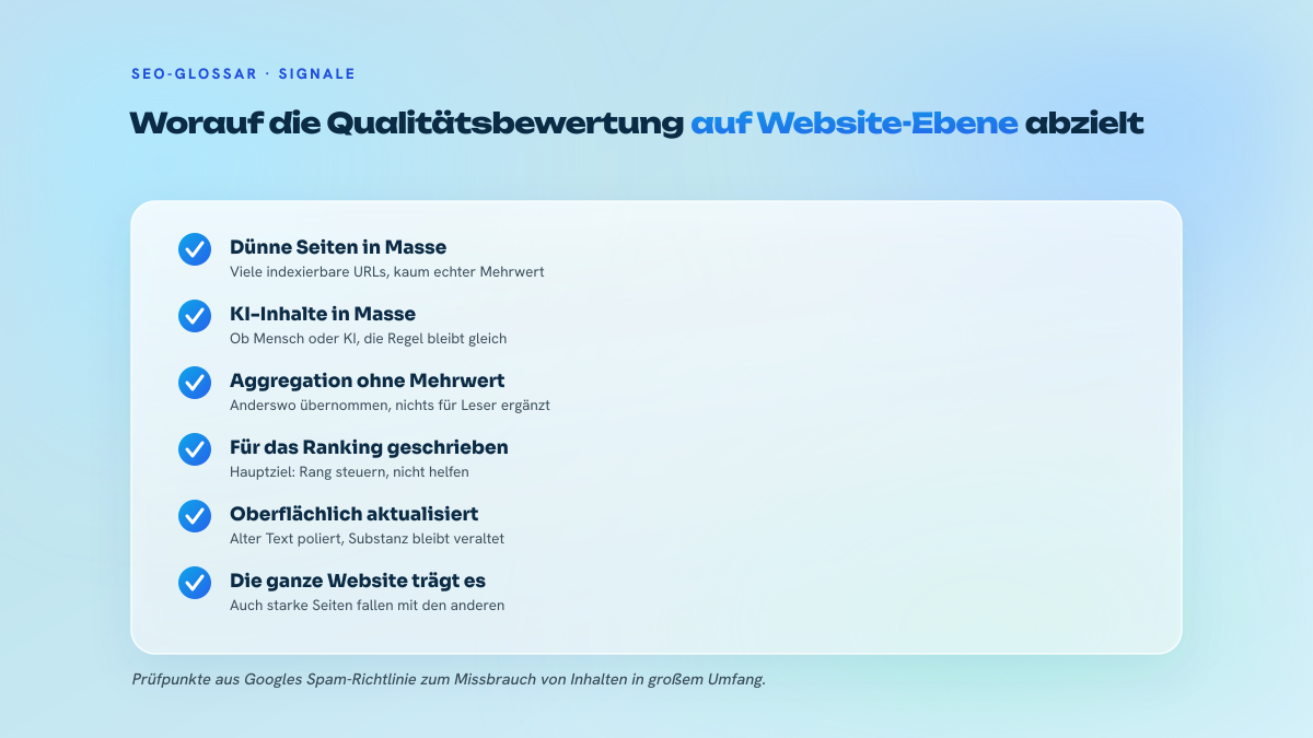 Sechs-Punkte-Checkliste, die die Signale für Inhalte von geringem Wert beschreibt, die bei der Qualitätsbewertung auf Website-Ebene berücksichtigt werden: dünne Seiten in Masse, KI-Inhalte in Masse, Aggregation ohne Mehrwert, Ziel Ranking, oberflächliche Aktualisierung und Wirkung auf die gesamte Domain.